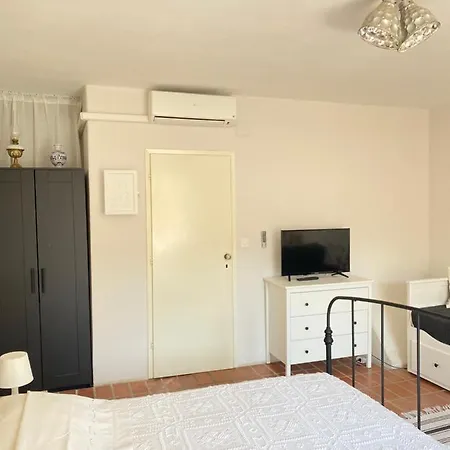 Charming Stone House In Jelsa *
