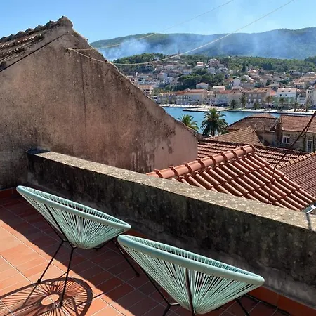Charming Stone House In Jelsa Vikendica